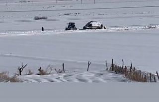 Diyarbakır’da kara saplanan ambulans, köylüler...