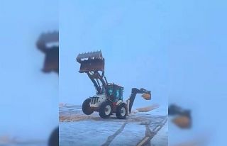 Diyarbakır’da kepçe operatörü iş makinasıyla...