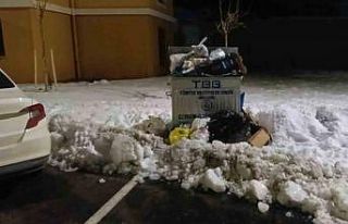 Dolup taşan çöp konteynerleri tepkilere neden oluyor