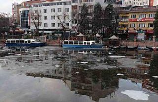 Donan Porsuk Çayı’nın buzu erimeye başladı