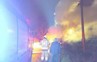 Dörtyol’da yanan otomobil kullanılmaz hale geldi