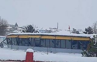Düğün salonunun çatısı, yağan karın ağırlığına...