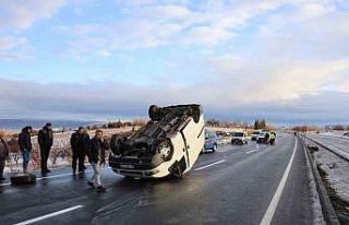 Düz yolda kontrolden çıktı, takla atarak durabildi:...