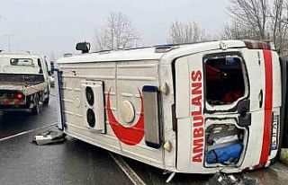 Düzce’de ambulans devrildi: 2 yaralı