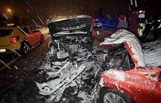 Düzce’de kafa kafaya çarpışan araçlar hurdaya...