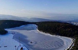 Düzce’de Topuk Yaylası Göleti buz tuttu