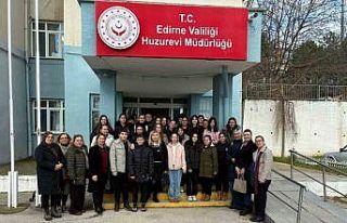 Edirne’de öğrenciler huzurevi sakinlerinin yüreğini...