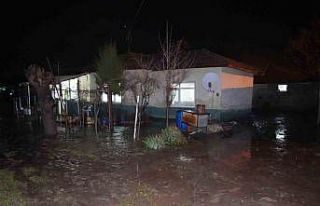 Edirne’de sağanak yağış, su baskınlarına yol...