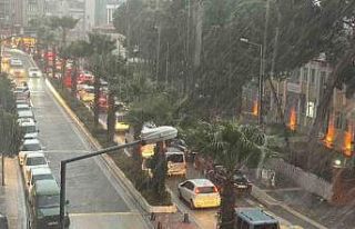 Edremit’te dolu ve lodos fırtınası etkili oldu