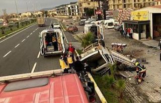 Edremit’te kamyonet bariyerlere girdi: 2 ölü,...