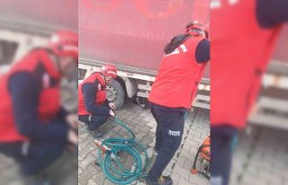 Edremit’te kamyonun altında kalan vatandaşı itfaiye...