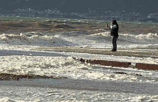 Edremit’te lodos sahili köpükle kapladı