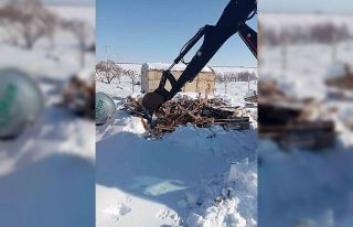 Eğil Belediyesi ekipleri okul için odun ve palet...