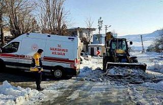 Ekipler ambulansın yolunu açtı, anne ve bebek hastaneye...