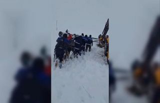 Ekipler enerji için seferber oldu: Ekipler direkleri...