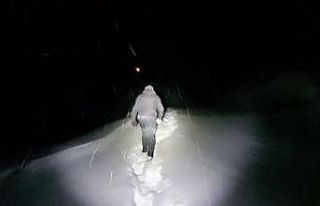 Ekipler yoğun sis ve kar altında 3 kilometre yürüyüp...