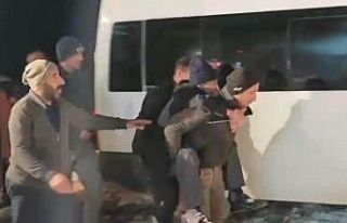 Ekipler yolu açtı, 90 yaşındaki hasta sırtta...