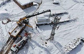 Ekipler zorlu hava şartlarında enerji hatlarını...