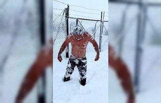 Eksi 15 derecede kar banyosu yaptı