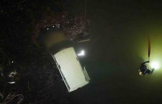 El freni çekilmeyen araç, düştüğü Porsuk Çayı’ndan...