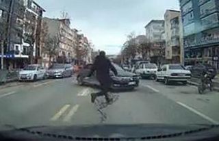 El frenini çekilmeyen araç hareket etti, başka...