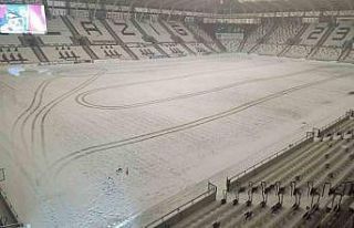 Elazığ Atatürk Stadyumu karla kaplandı