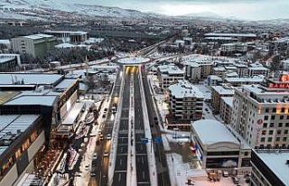Elazığ’da belediye ekipleri, karla mücadelesini...
