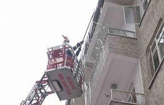 Elazığ’da buz sarkıtları itfaiye ekiplerince...