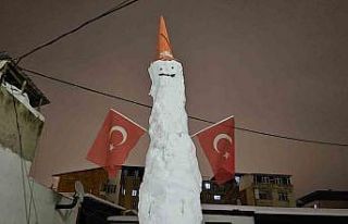 Elazığ’da dev kardan adam görenleri hayrete düşürdü