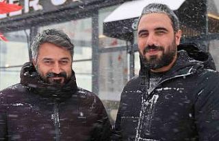 Elazığ’da doğaseverin köpeklerle zor anları...