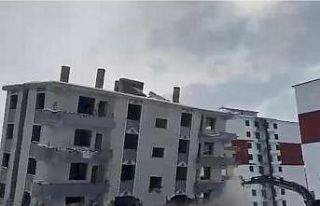 Elazığ’da hasarlı bina iş makinesiyle yıkıldı