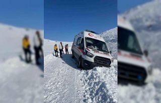 Elazığ’da hasta çocuk greyderle ambulansa ulaştırıldı