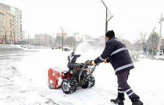 Elazığ’da karla mücadele çalışmaları sürüyor