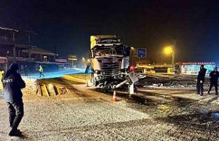 Elazığ’da tır kavşaktaki refüje çıktı: 1...