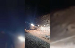 Elazığ’da yolda mahsur kalan araç kurtarıldı
