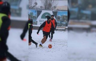 Elazığspor yoğun kar yağışı altında çalıştı