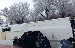 Elbistan-Çoğulhan karayolunda işçi servisi devrildi