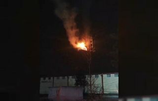 Elektrik direğindeki pano alev alev yandı
