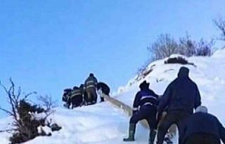 Elektrik şirketi ekipleri, kar yağışının 1 metreyi...