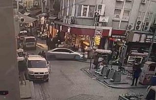 Eminönü’nde fren yerine gaza basan sürücü vatandaşların...