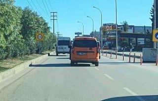 Emniyet kemerini kazalı kapıya bağladı