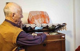 Engelli adamın eşi ölünce gizli bölmeye kaldırdığı...