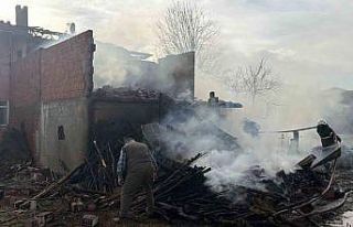 Erbaa’da ahırda çıkan yangın eve sıçradı