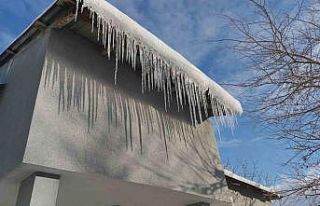 Erciş’te buz sarkıtları tehlike saçıyor