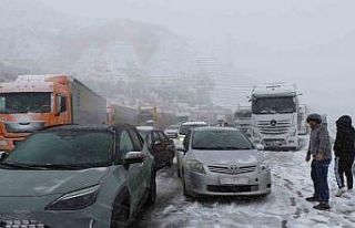 Erzincan-Sivas kara yolunda ulaşım güçlükle sağlanıyor