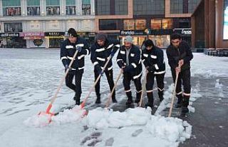 Erzincan’da belediye ekipleri karla mücadele çalışmasını...