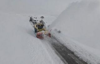 Erzincan’da kar ve tipi: 328 köy yolu ulaşıma...