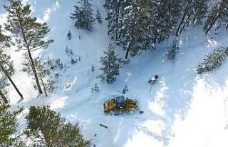 Erzincan’da kar ve tipiden kapanan 213 köy yolunda...