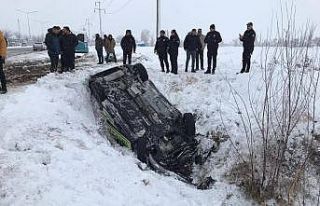 Erzincan’da polis aracı şarampole uçtu: 2 polis...