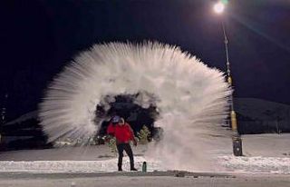 Erzurum’da kaynar su havada dondu